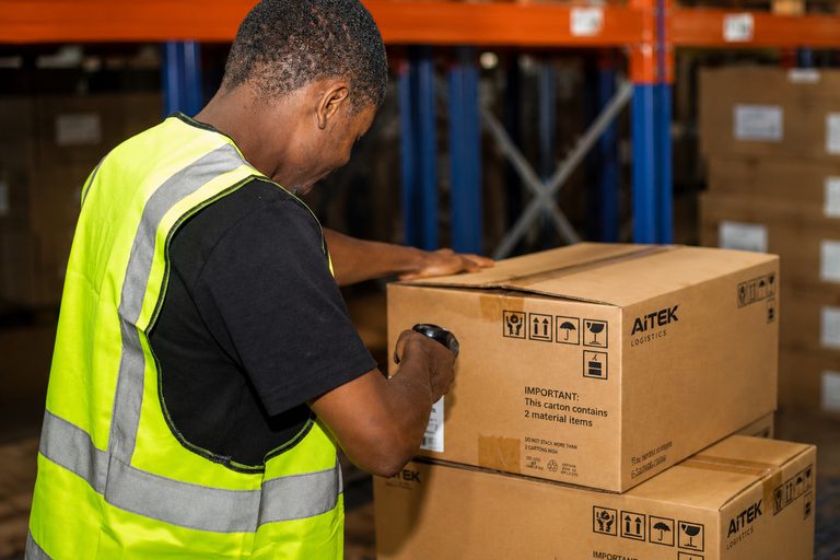 Préparation d'une expédition dans la zone logistique.