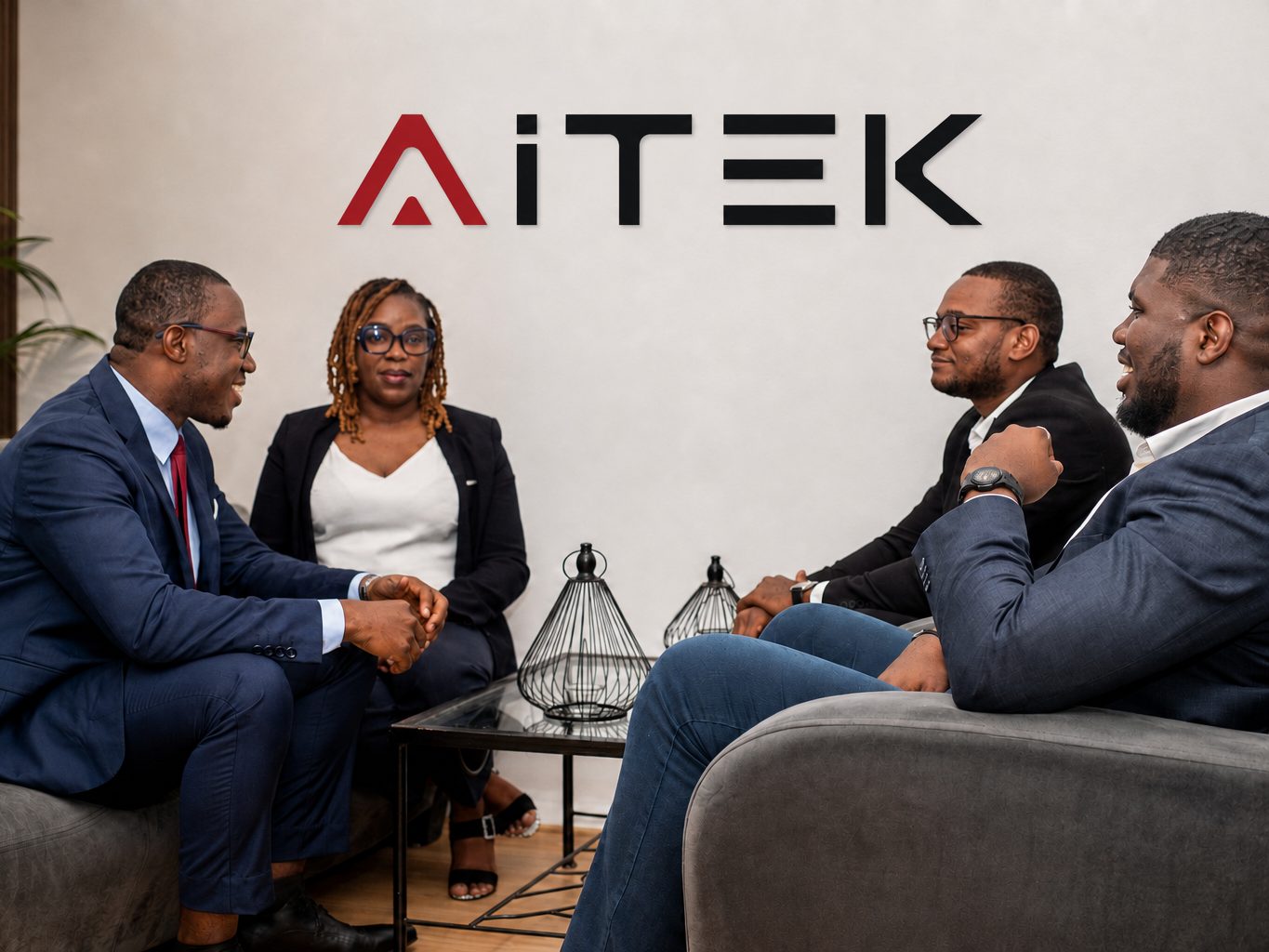 Quatre collaborateurs AITEK en échange informel au siège d'Abidjan.
