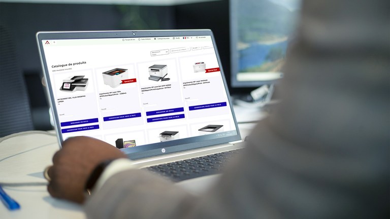 Utilisation de la plateforme AITEK Center sur un poste de travail.