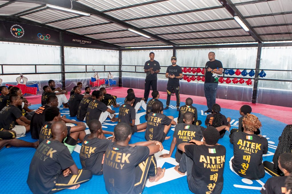 Briefing d'entraînement au centre AITEK Family.