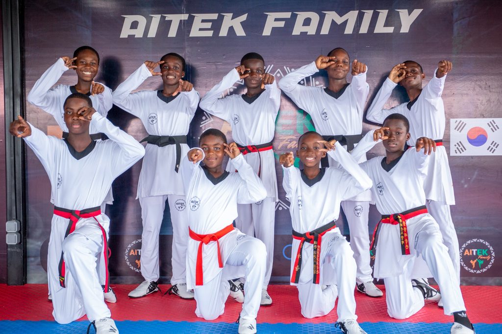 Groupe d'enfants du club de taekwondo AITEK Family en tenue d'entraînement.