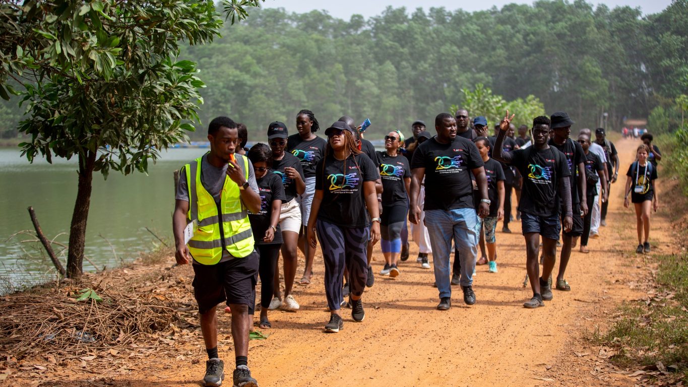 Collaborateurs AITEK lors d'une marche collective au bord de l'eau.